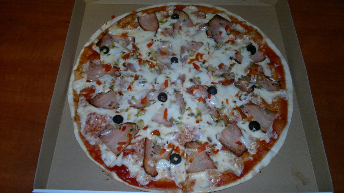  Firm (Chiko special)	 - tomato sauce, cheese, pork ham, chicken, sweet pepper, fresh mushrooms, marinanted cucumber, olives, extra cheese