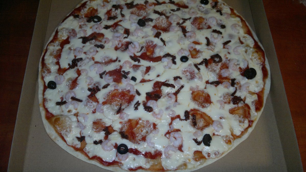 Shrimps - tomato sauce, cheese, sun - dried tomatoes, olives