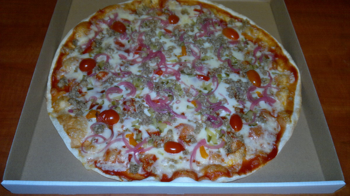 Minced meat - tomato sauce, cheese, pork minced meat, marinanted onions, marinanted sweet pepper, marinanted cucumber, cherry tomato
